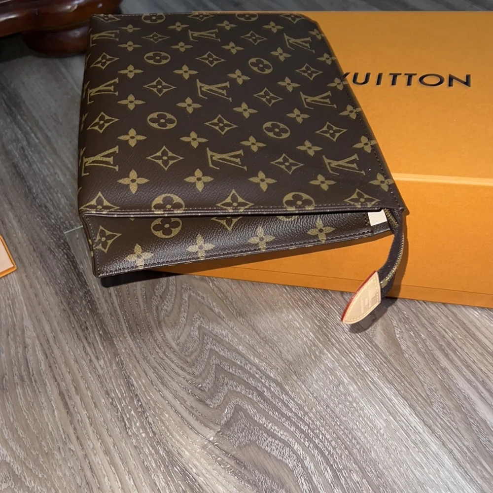 Louis Vuitton toiletry 26 in monogram